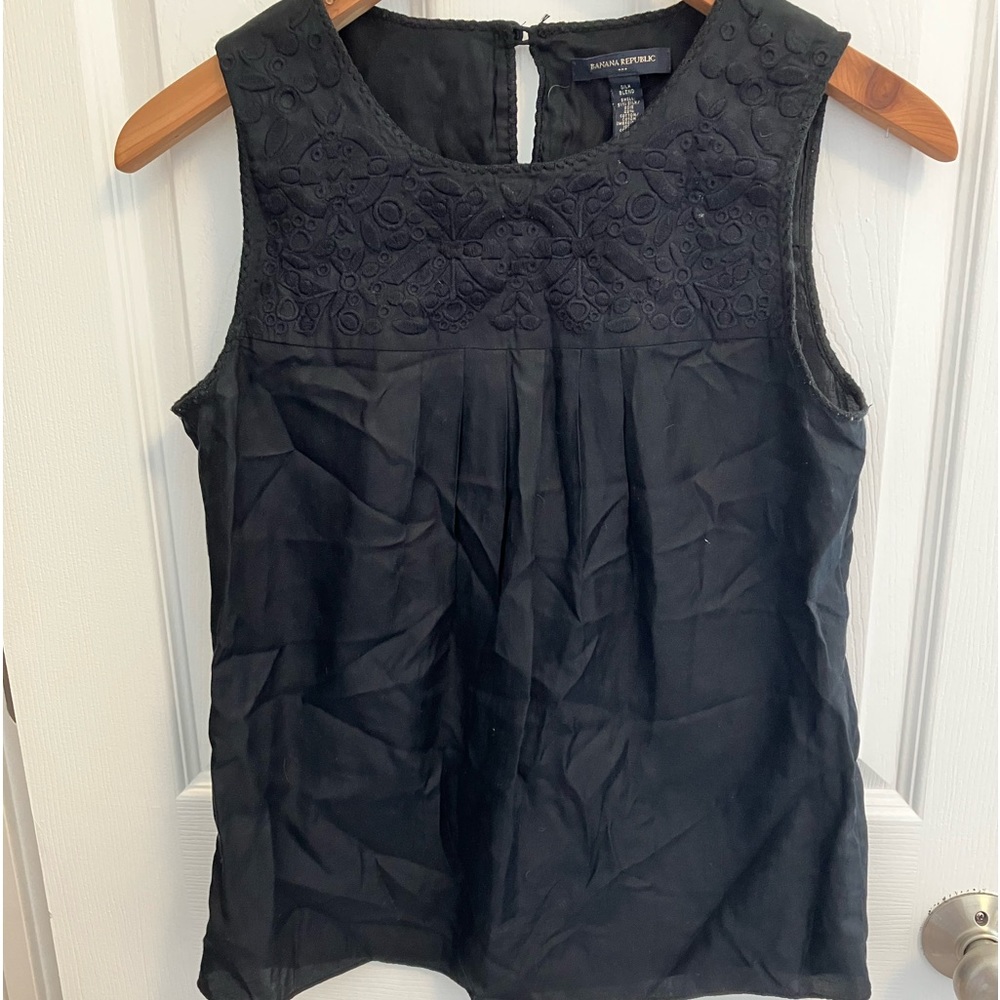 Banana Republic XS silk blend embroidered tank EUC